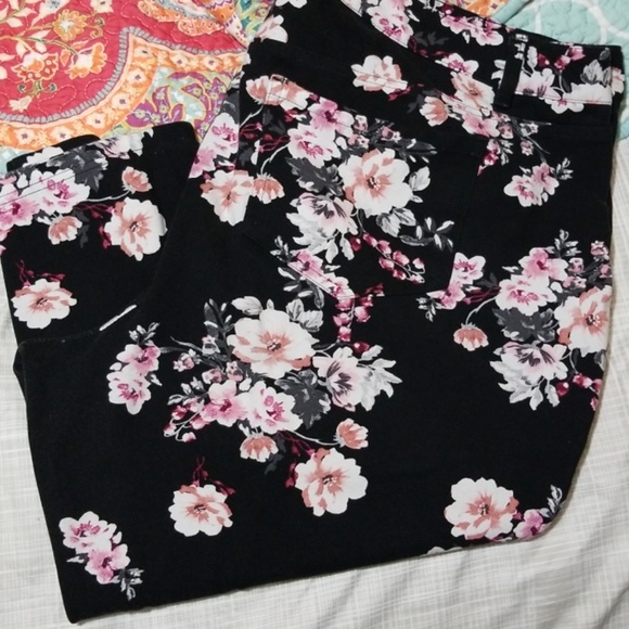 torrid Pants - Floral capris Torrid size 22 short